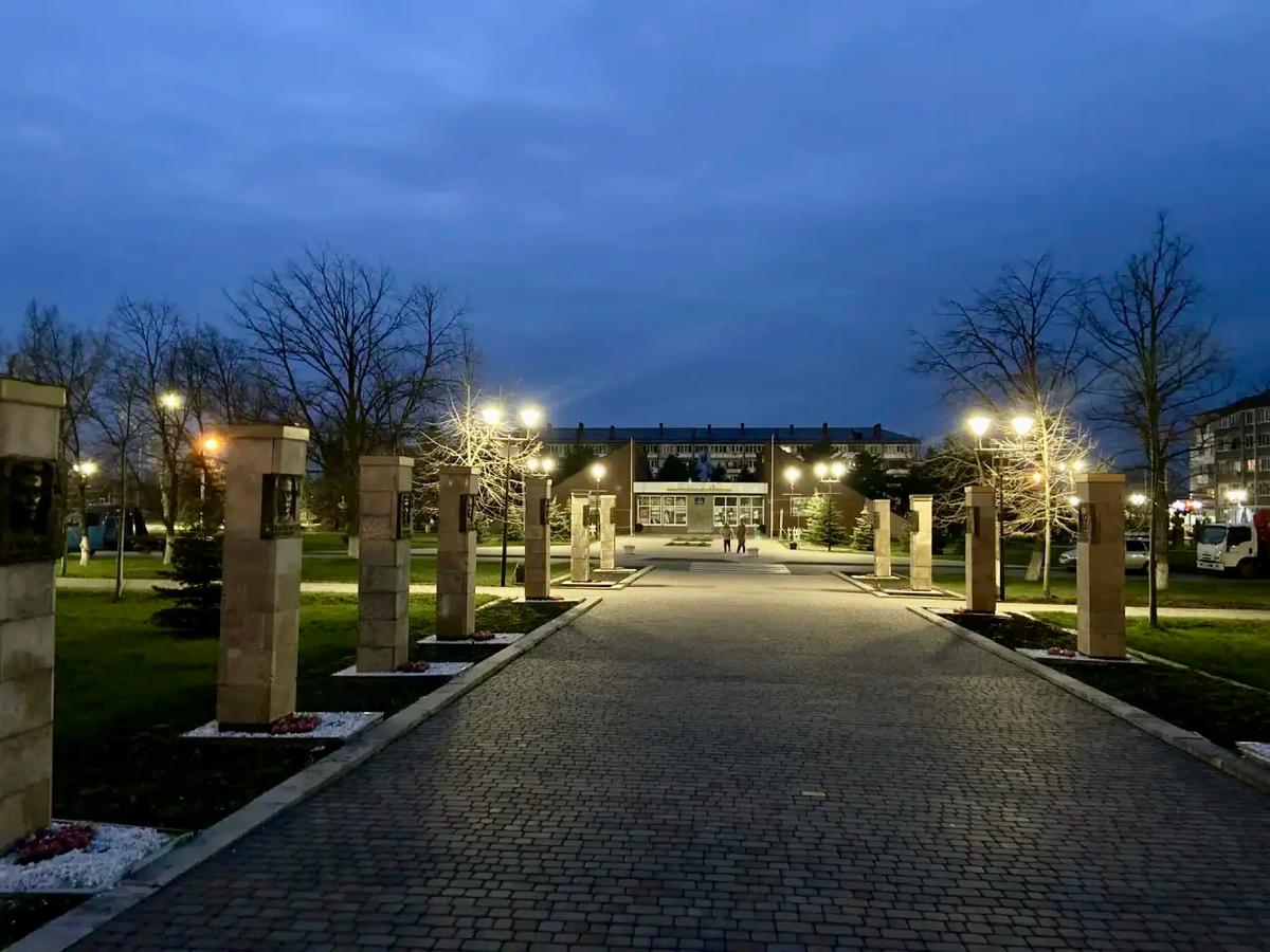 Территории мемориала, парка  и скверов в МинВодах освещают 500 новых фонарей