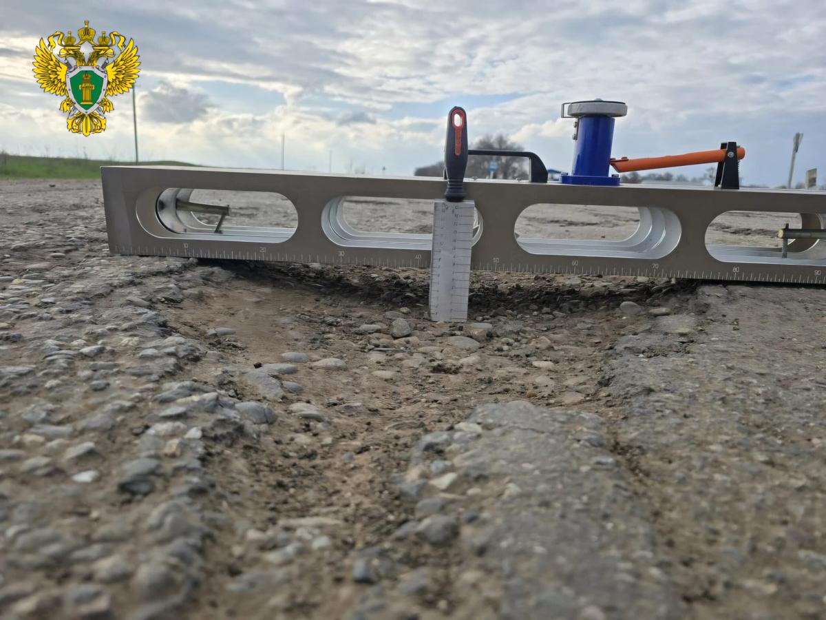 В селе Кочубеевское прокуратура взяла под контроль состояние дороги