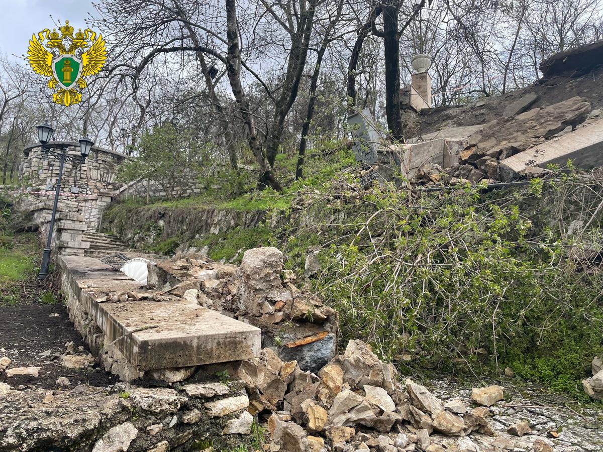 В Пятигорске на территории одного из санаториев обрушилась подпорная стена