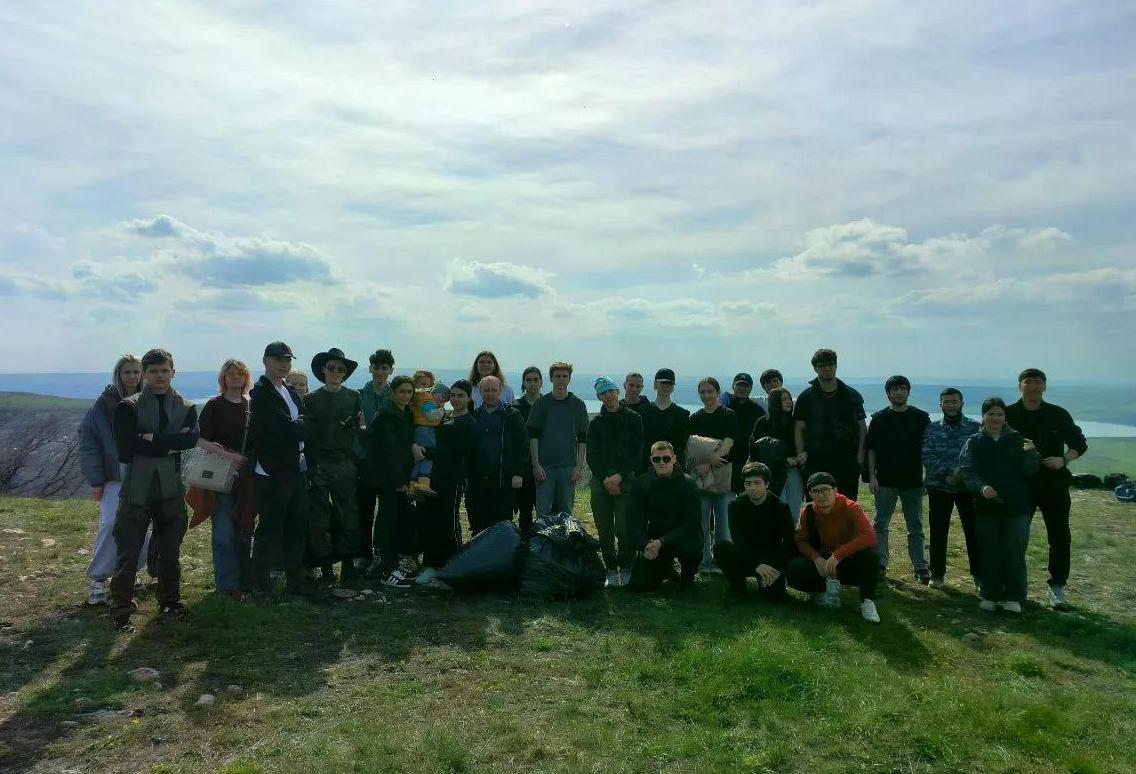 На Беспутской поляне и в Русском лесу студенты СКФУ собрали два кубометра мусора