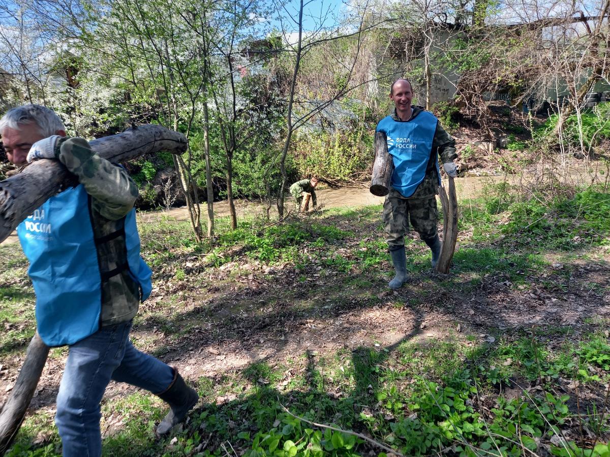 Жители Ставрополья очистили берег реки Юца