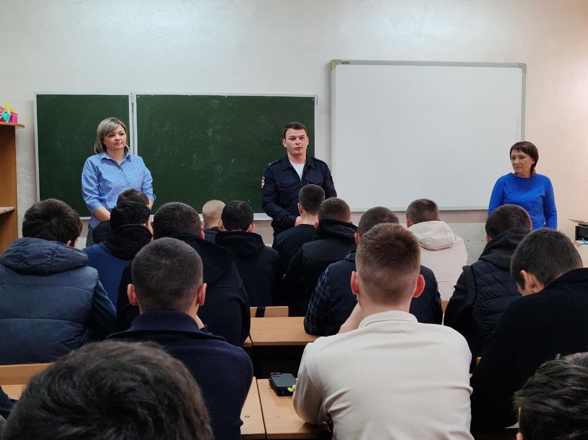 В Кировском округе стражи порядка пообщались со студентами техникума