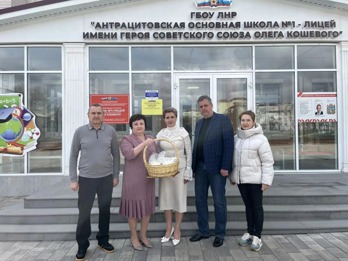 Постановками и пасхальными куличами порадовала детей ЛНР делегация Ставрополья  