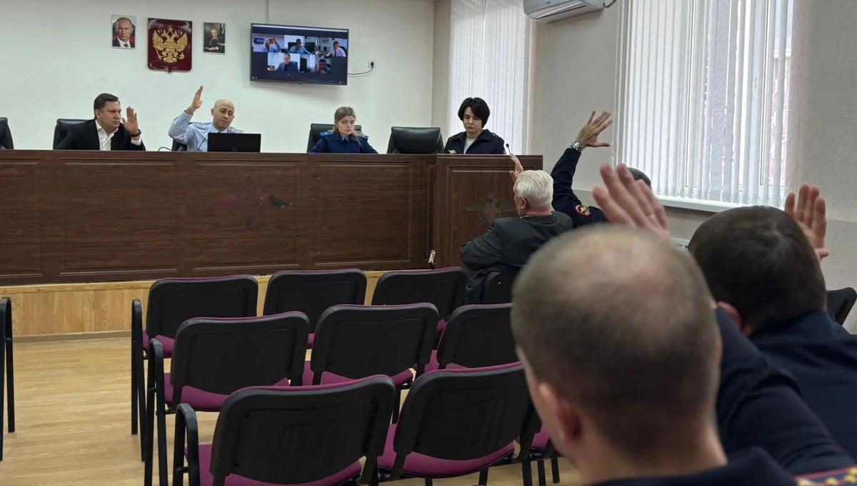 Служебное поведение сотрудников обсудили на заседании в полиции Ставрополя