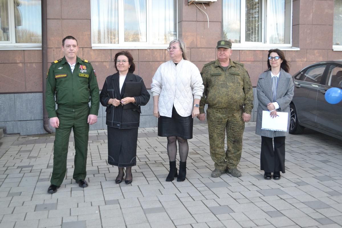 На главной площади Георгиевска ветерану СВО торжественно передали спецавтомобиль
