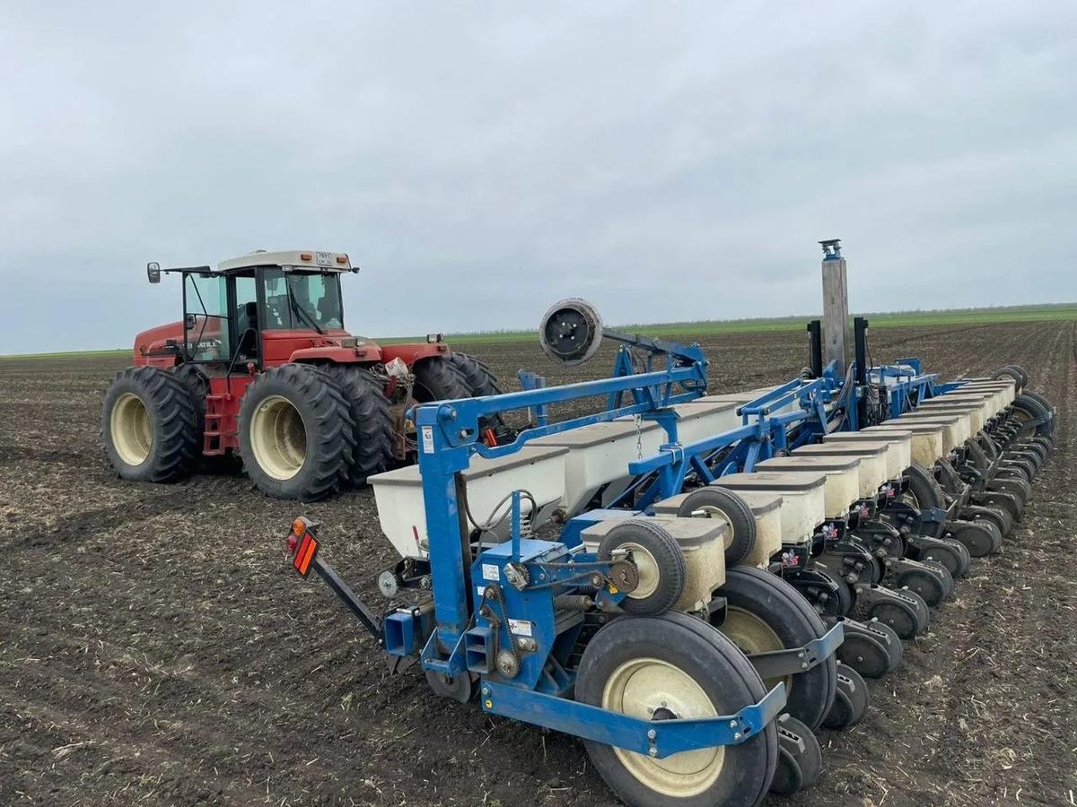 В десяти округах на Ставрополье аграрии начали сеять кукурузу