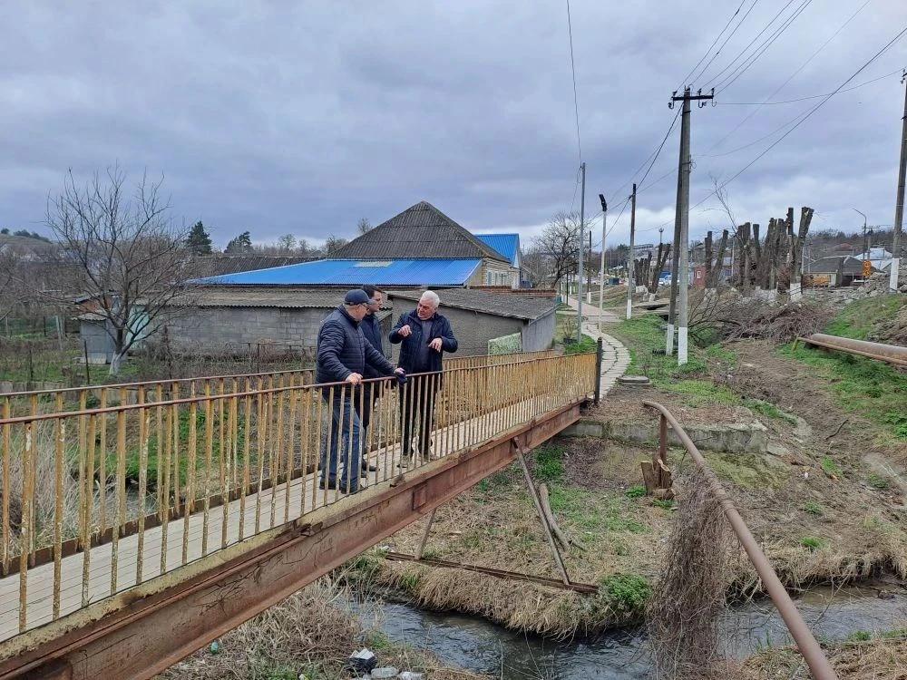 Замглавы миндора Ставрополья проверил ход реконструкции моста в Александровском