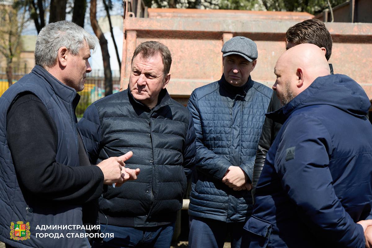 Иван Ульянченко проверил благоустройство сквера в районе 8 лицея