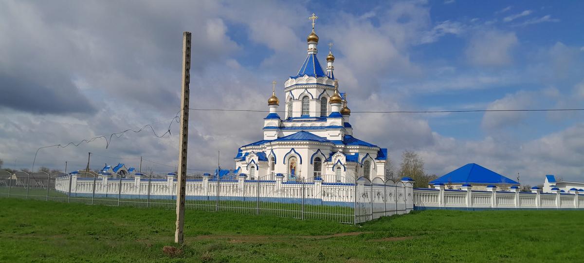 В селе Сотниковском благоустроили территорию у храма