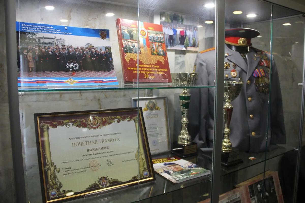 В Ставрополе открылась выставка в честь 35-летия Дня ветеранов ОВД