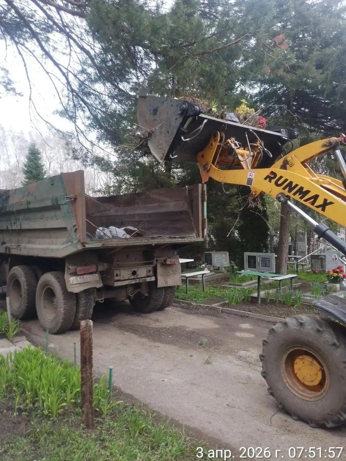 В Ставрополе продолжают подготавливать кладбища к Пасхе