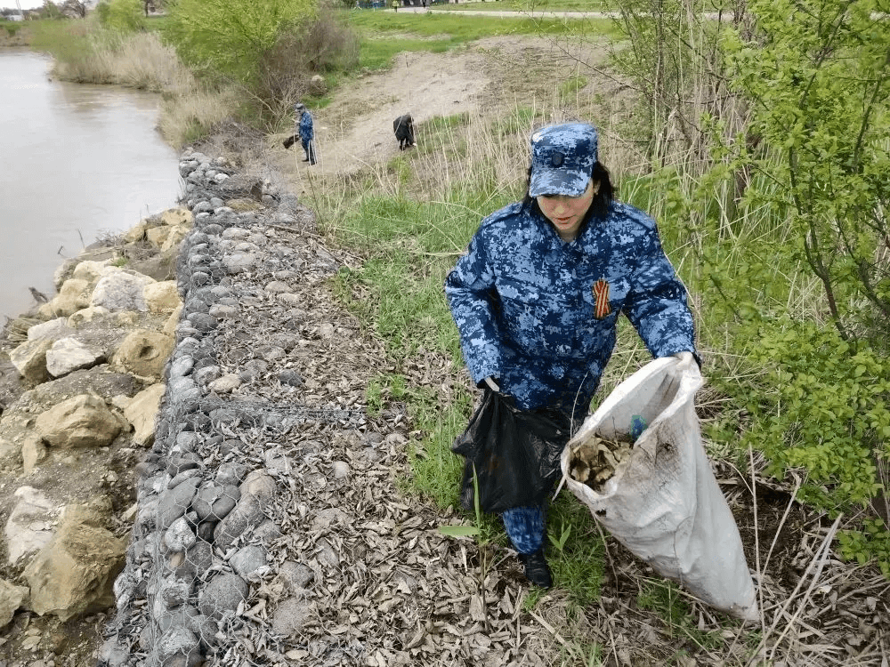Сотрудники женской колонии Зеленокумска участвовали в неделе субботников