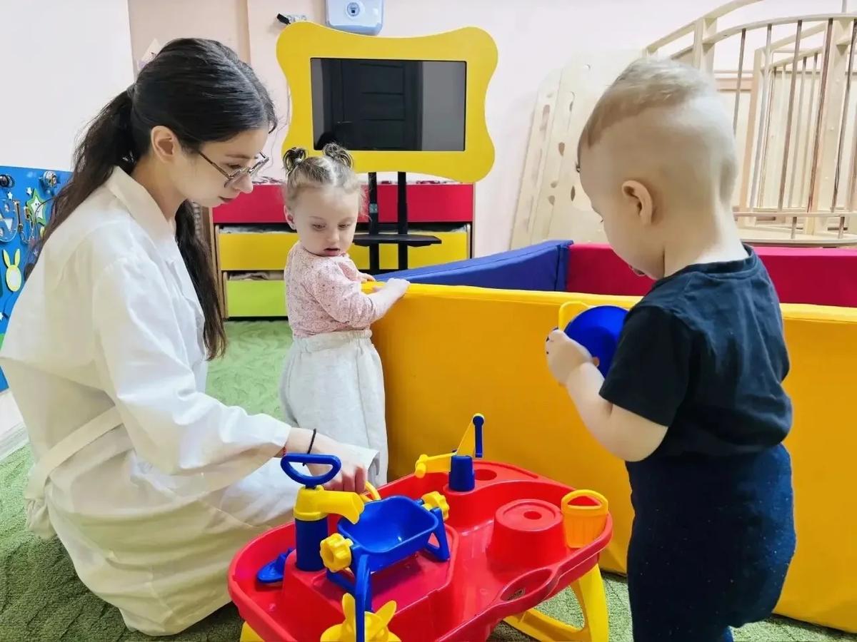 Более 130 студентов Ставрополья оставили детей в группах временного пребывания