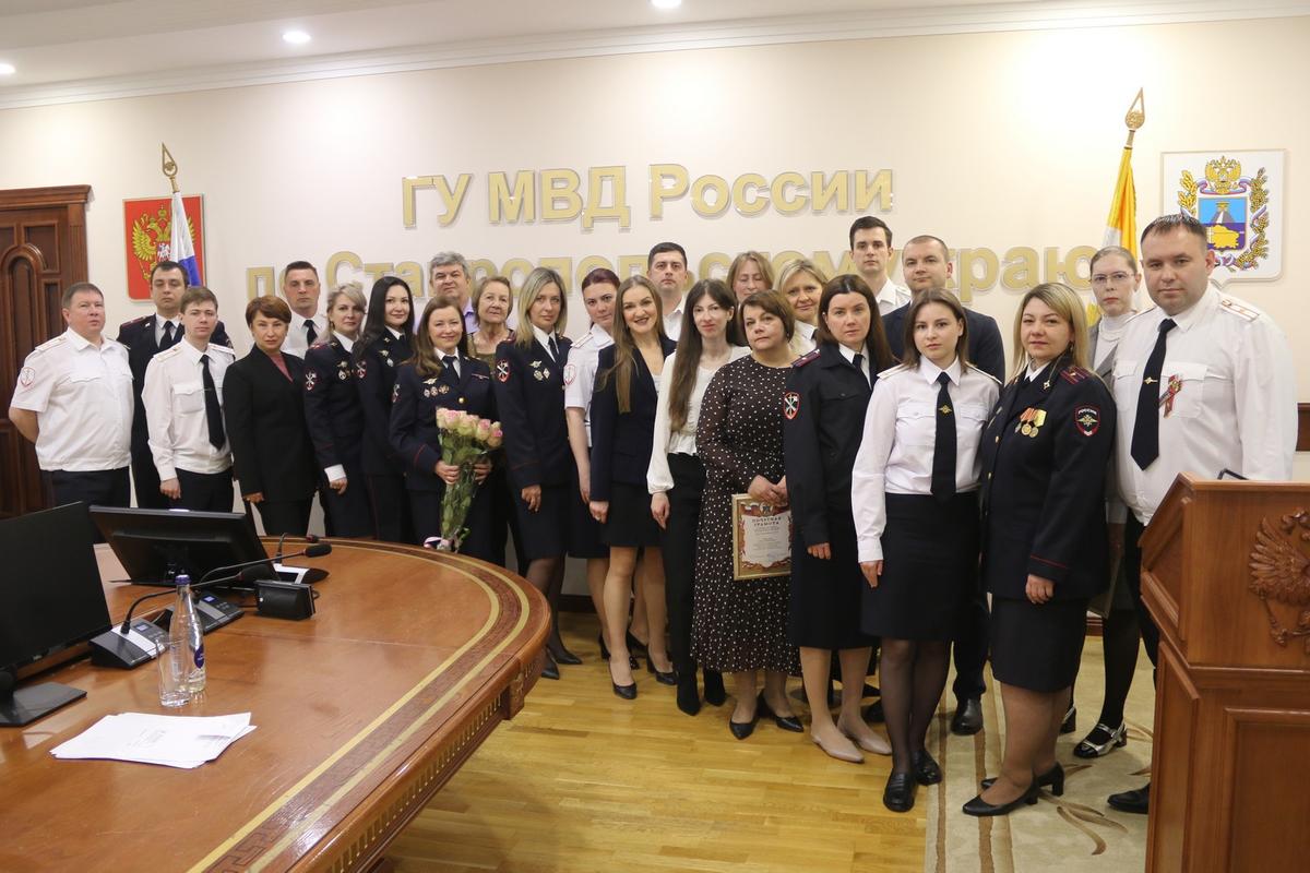 Сотрудников Правового управления Ставрополя поздравили с праздником