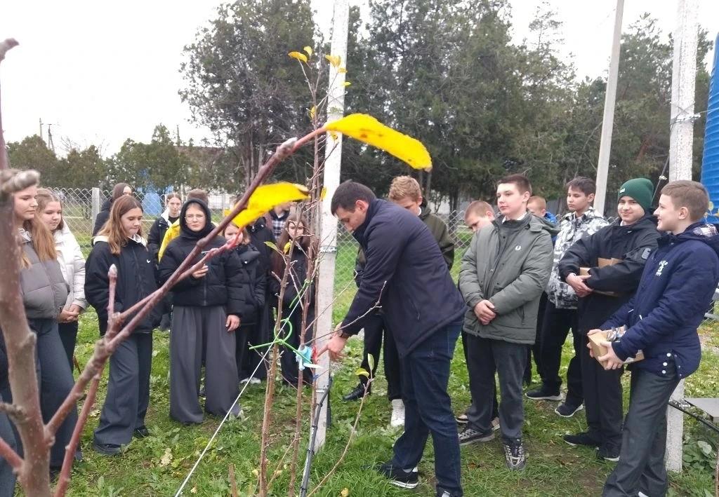 В Кочубеевском округе школьников учат садоводству на практике