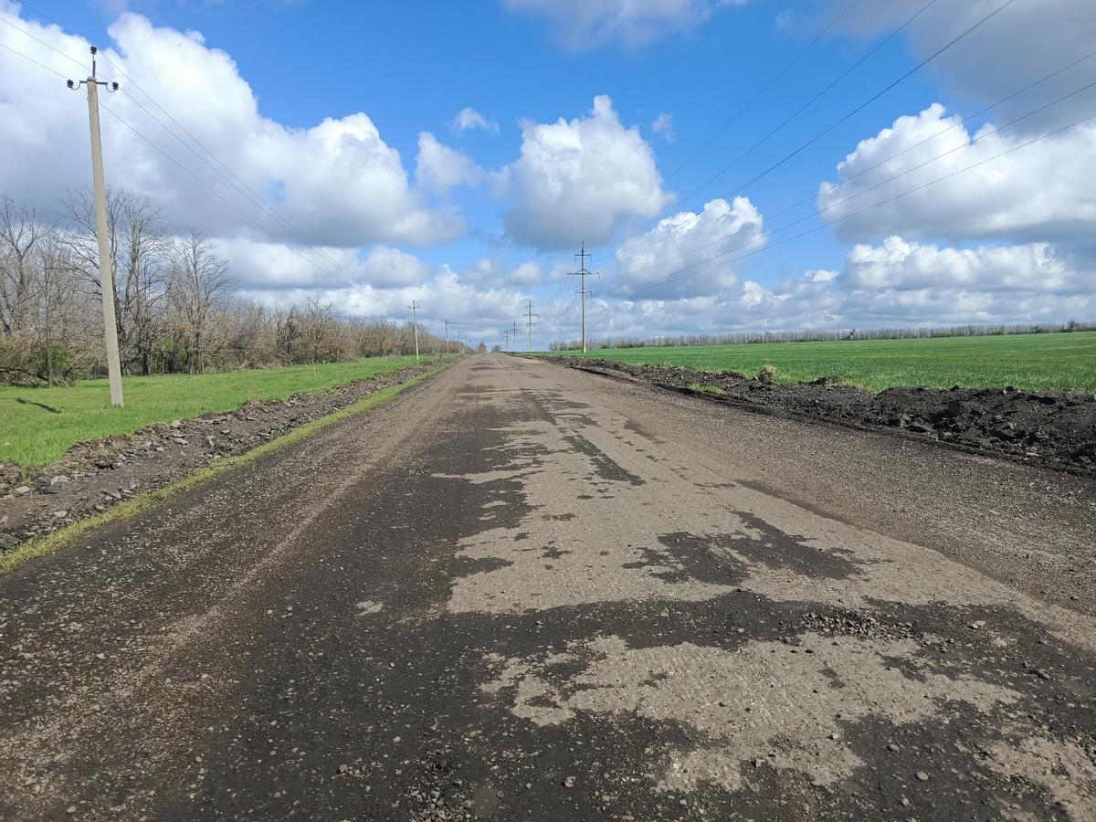 В Новоалександровском округе начался ремонт 2,5 км дороги