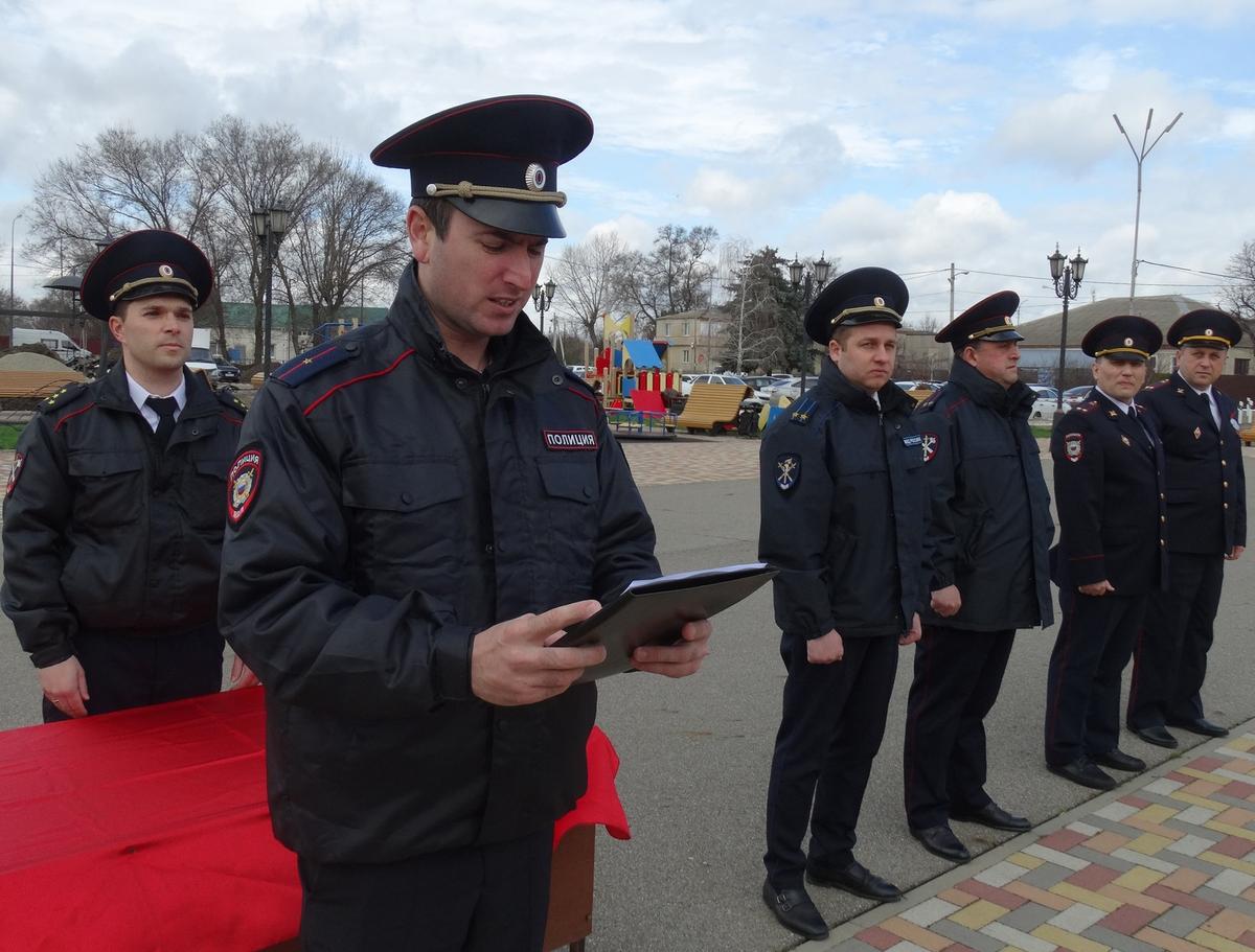 Трое новобранцев поклялись в верности Отечеству 1 апреля в Грачевской полиции