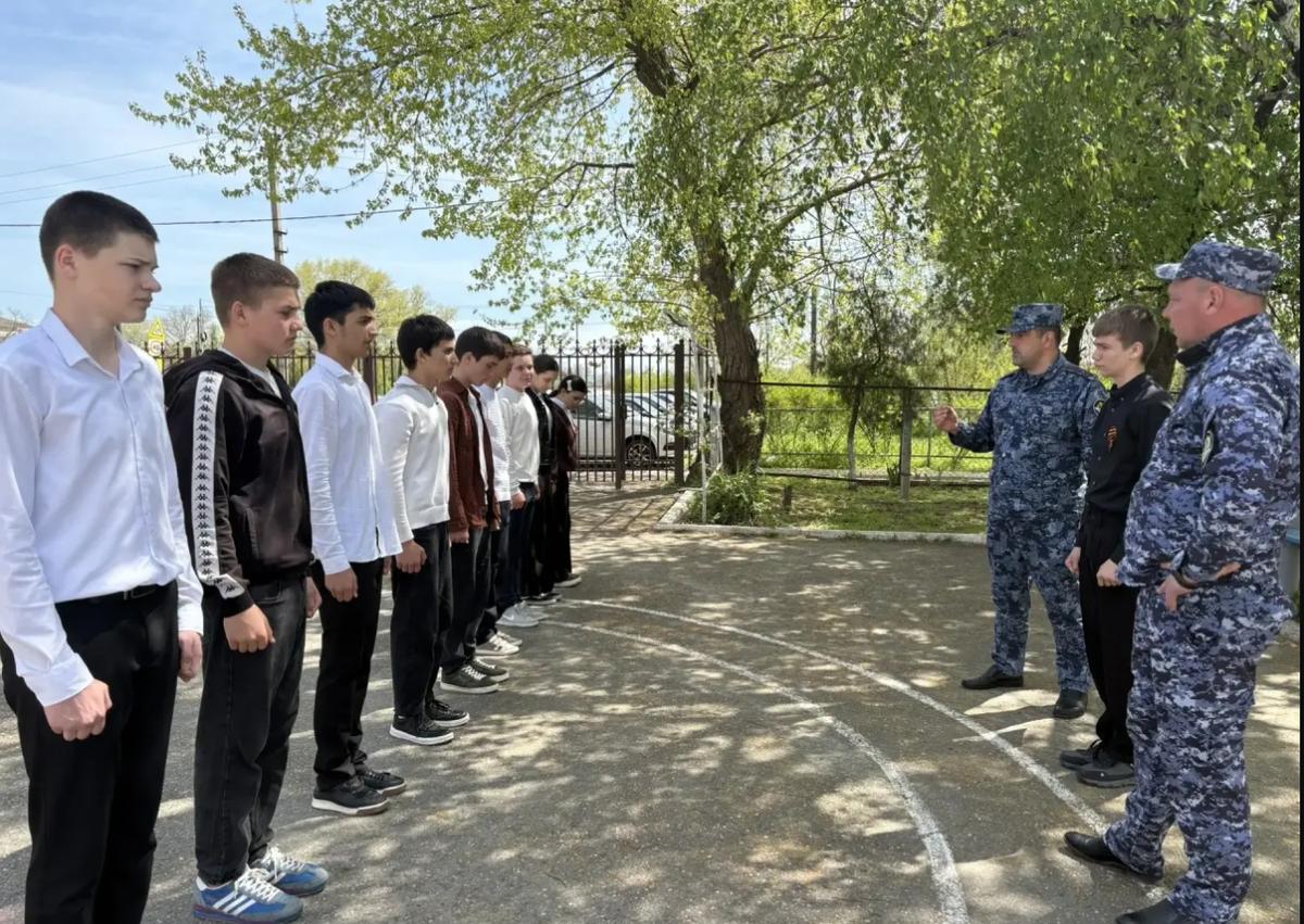 В селе Полтавском сотрудники колонии научили школьников строевым приемам