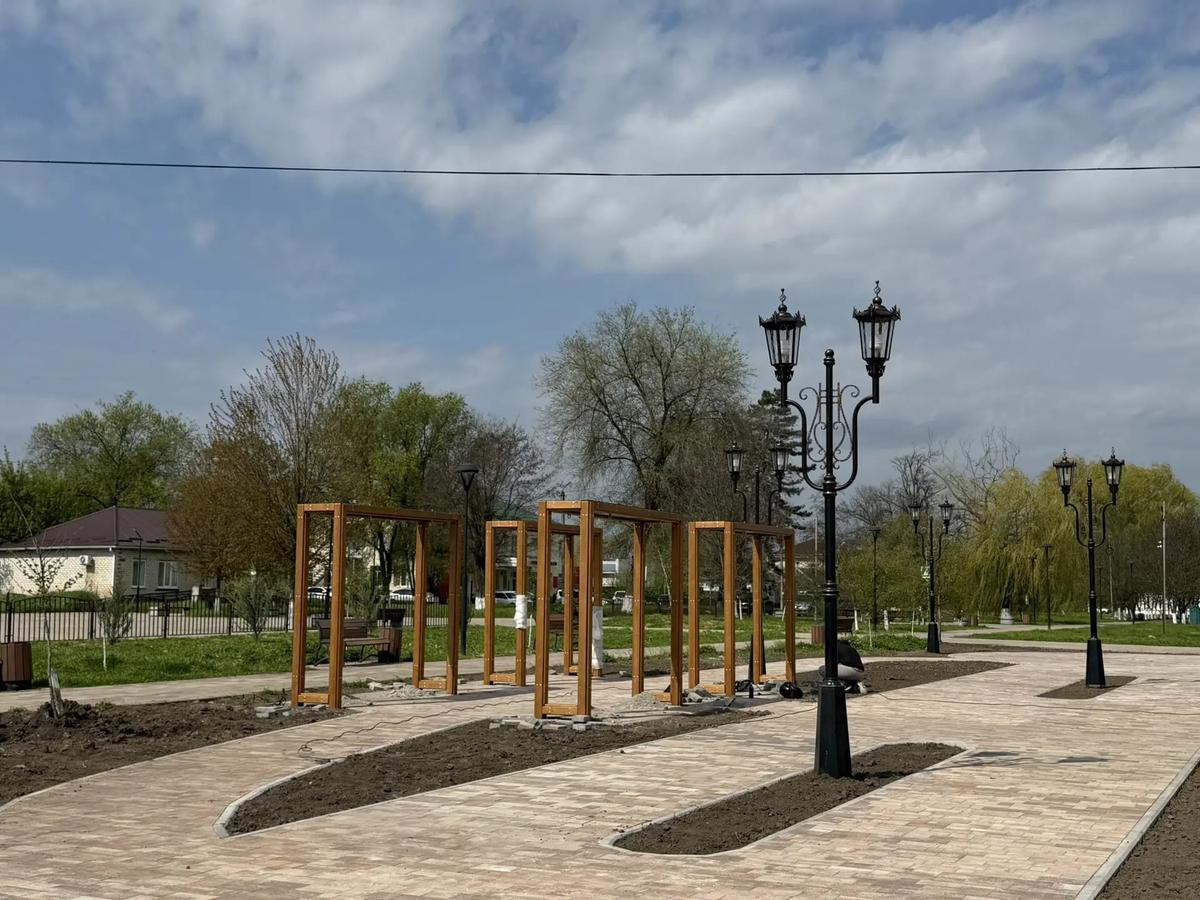 В благоустроенной парковой зоне в Новоселицком появятся тренажеры и арт-объекты