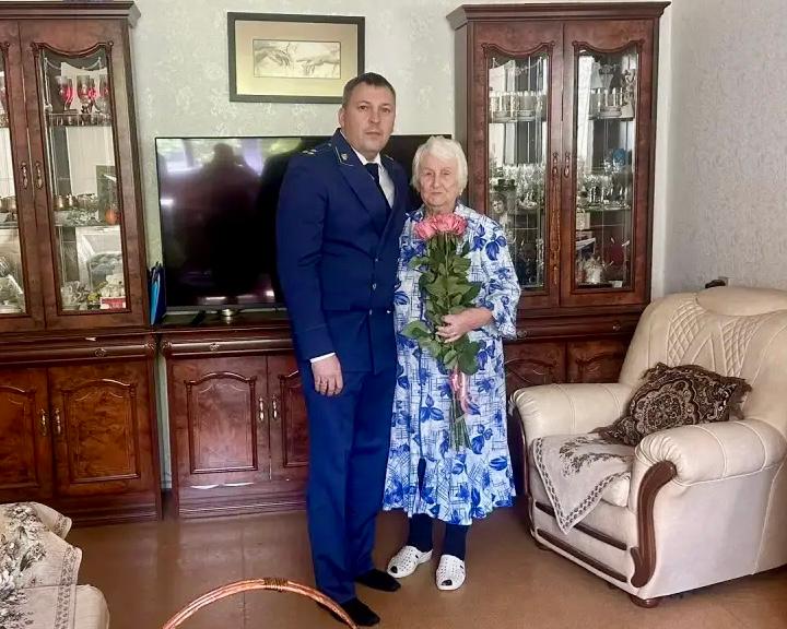 Прокурор Пятигорска поздравил с Днем Победы блокадницу