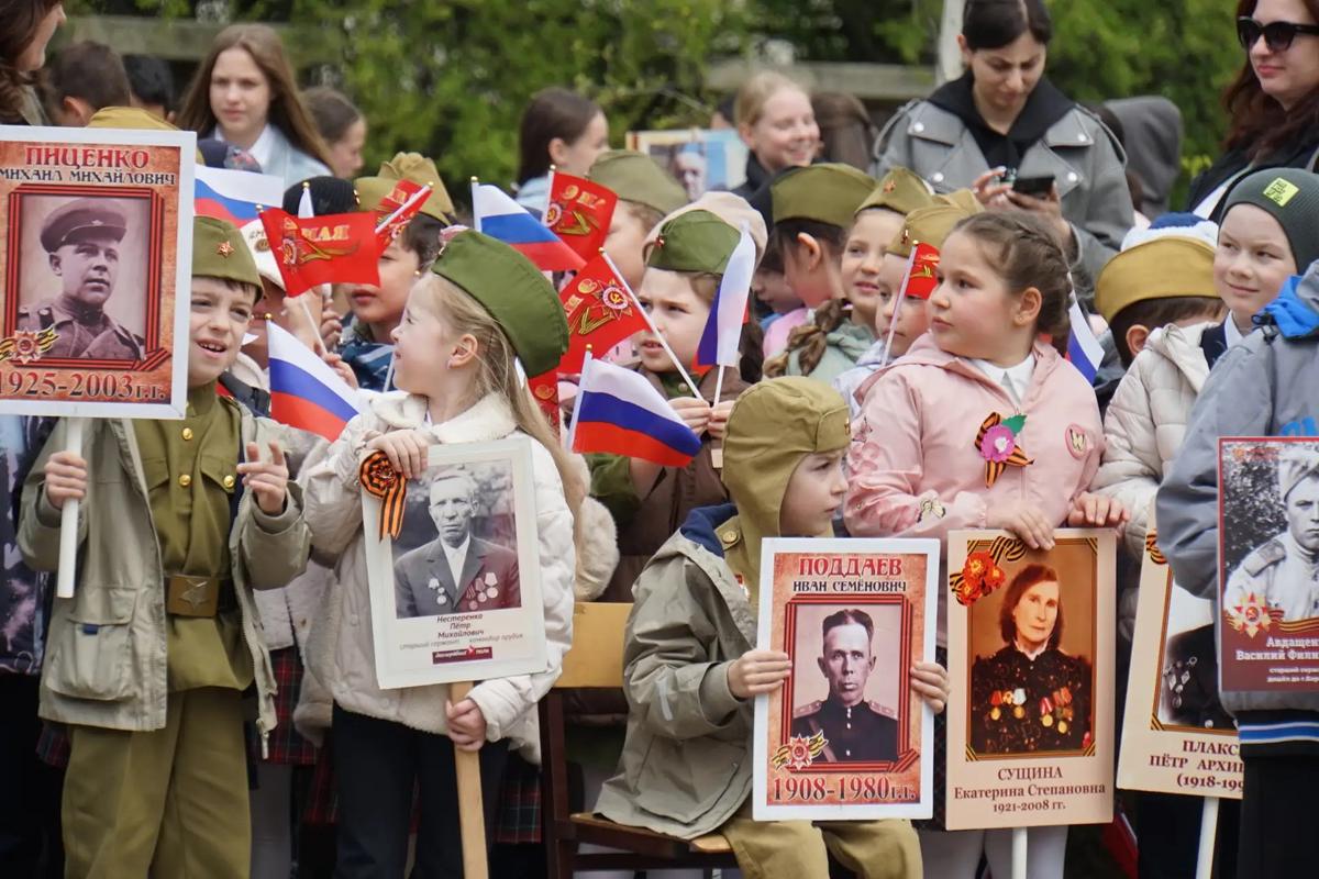 В преддверии 9 Мая в школе в Ессентуках прошел «Бессмертный полк»