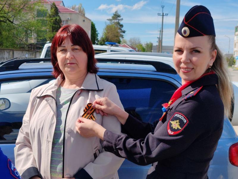 В центре Новопавловска полиция вручала жителям и гостям георгиевскую ленточку