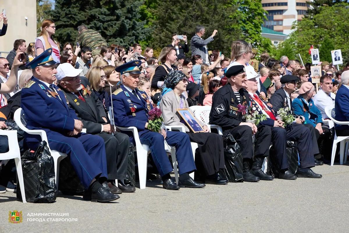 Десятки тысяч людей празднуют 81-ю весну Великой Победы в Ставрополе