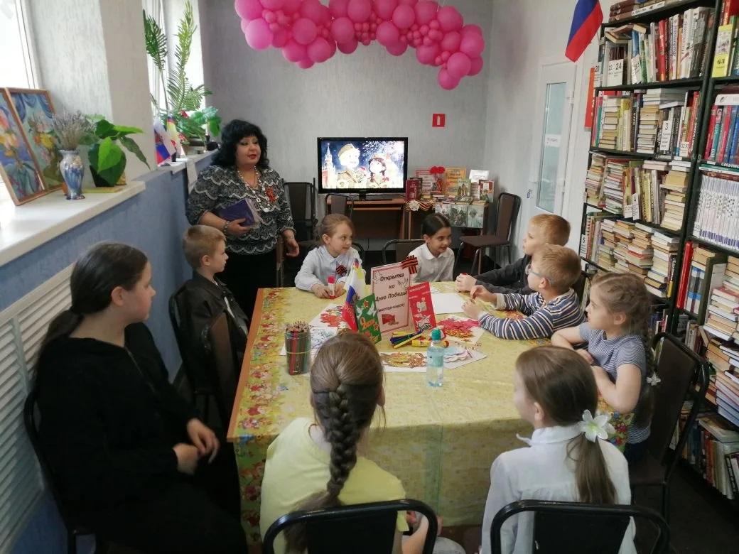 Школьники Ставрополя изготовили открытки ко Дню Победы в библиотеке