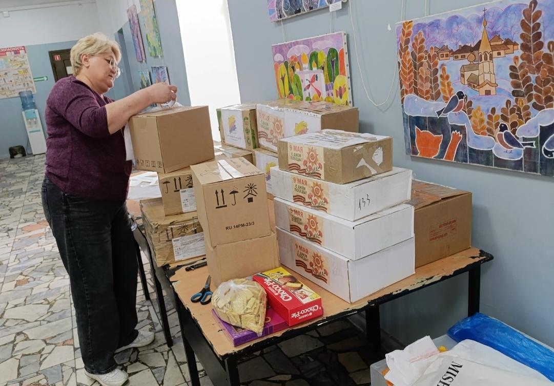 Юные художники Ставрополя с наставниками собрали гуманитарную помощь бойцам СВО