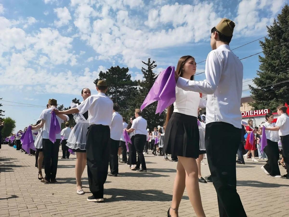 Центральная площадь Ипатово 9 Мая стала площадкой для исполнения вальса Победы
