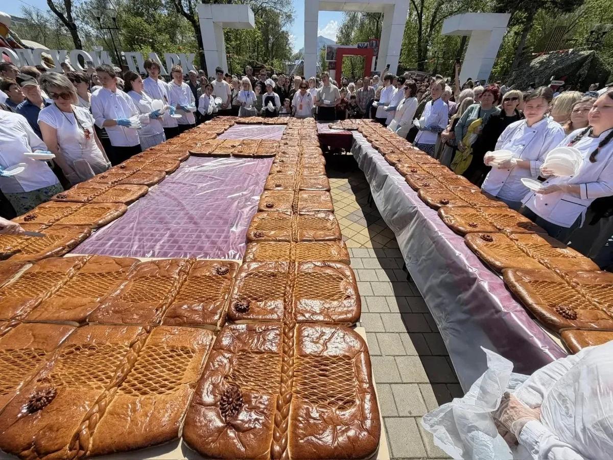 В Минераловодском округе испекли пирог Победы в форме числа 81