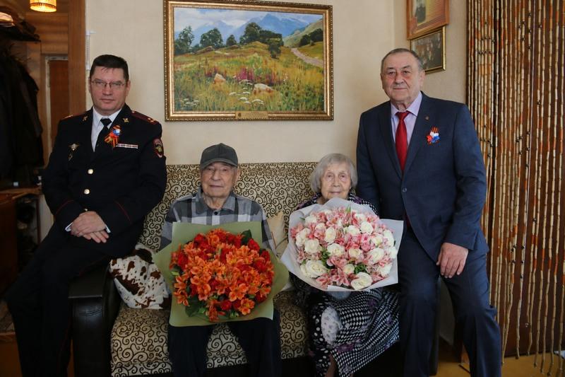100-летнего ветерана поздравили с Победой сотрудники полиции в Ставрополе
