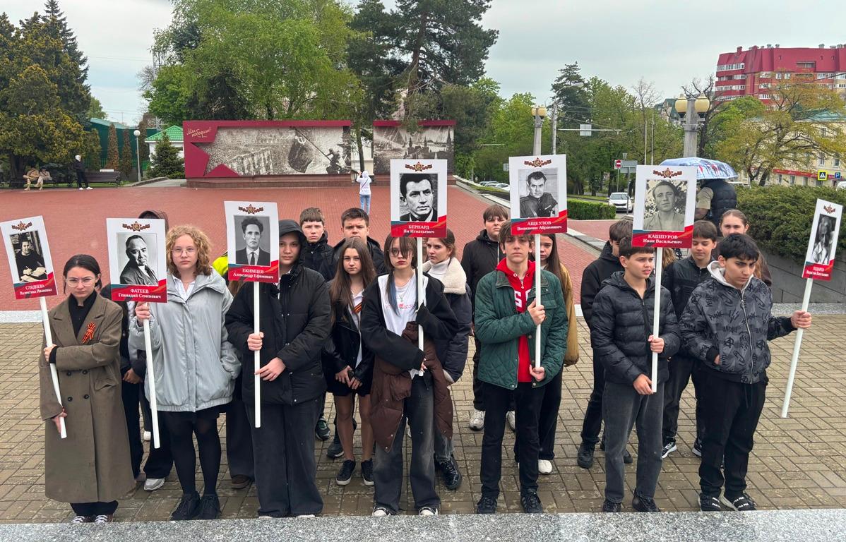 В центре Ставрополя в честь Дня Победы прошёл «Литературный Бессмертный полк»