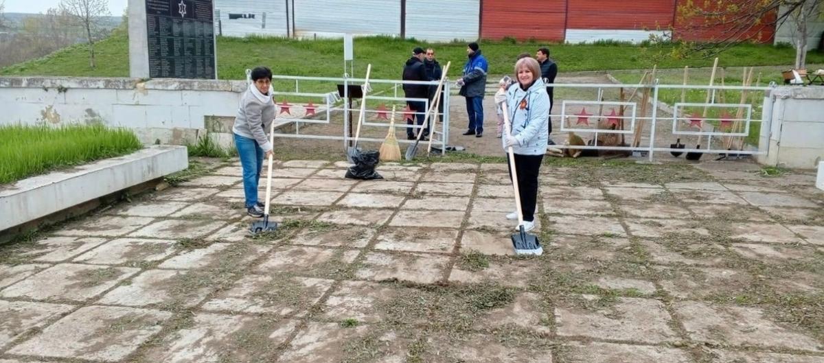 В Кисловодске на мемориале «Жертвам фашизма» прошёл масштабный субботник