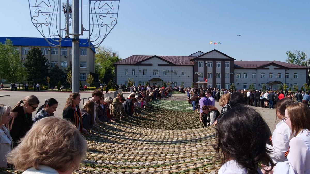 Маскировочную сеть длиной 120 метров сделали волонтеры в Кочубеевском округе