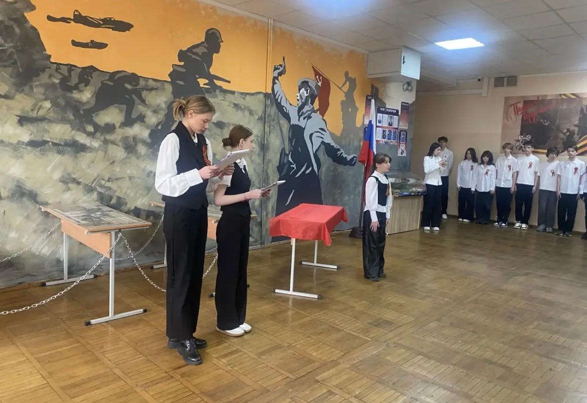 В память о погибших на СВО защитниках в 4 школах Ставрополя открыли Парты Героев
