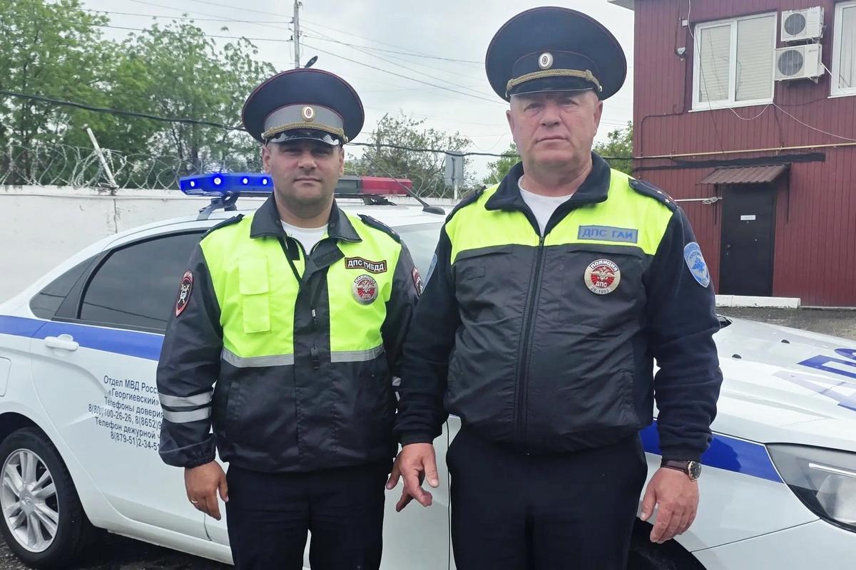 На Ставрополье инспекторы ДПС помогли ребенку с травмой головы