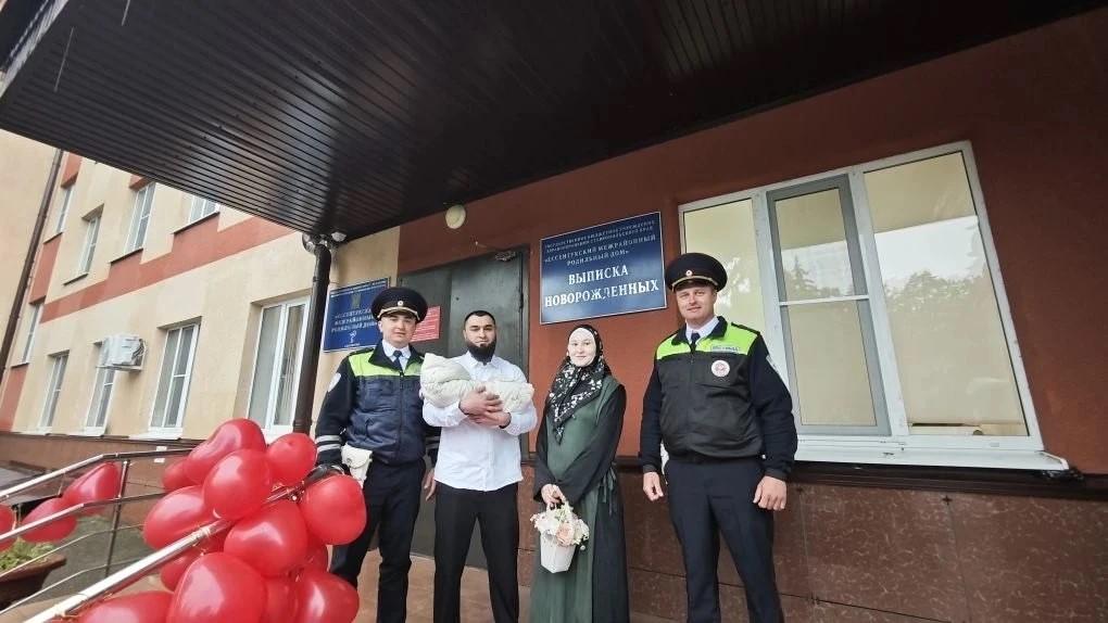 На Ставрополье инспекторы ДПС помогли роженице