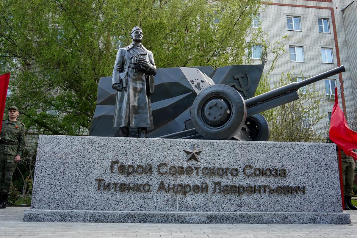 Памятник Герою СССР Андрею Титенко открыли в Изобильном в канун Дня Победы