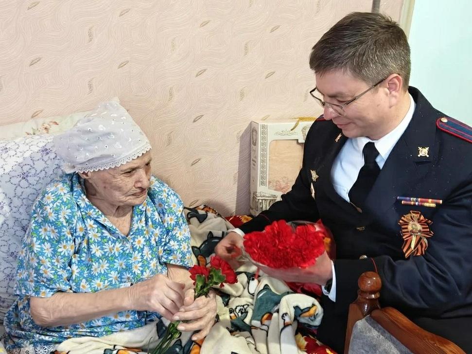 Полиция и администрация навестили тружениц тыла Туркменского округа