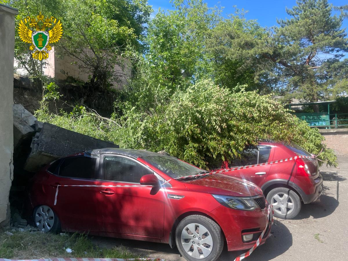 В Ессентуках подпорная стена рухнула на автомобили