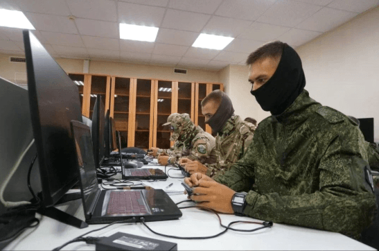 Заключившие контракт военнослужащие ЮВО освоили управление FPV-дронами