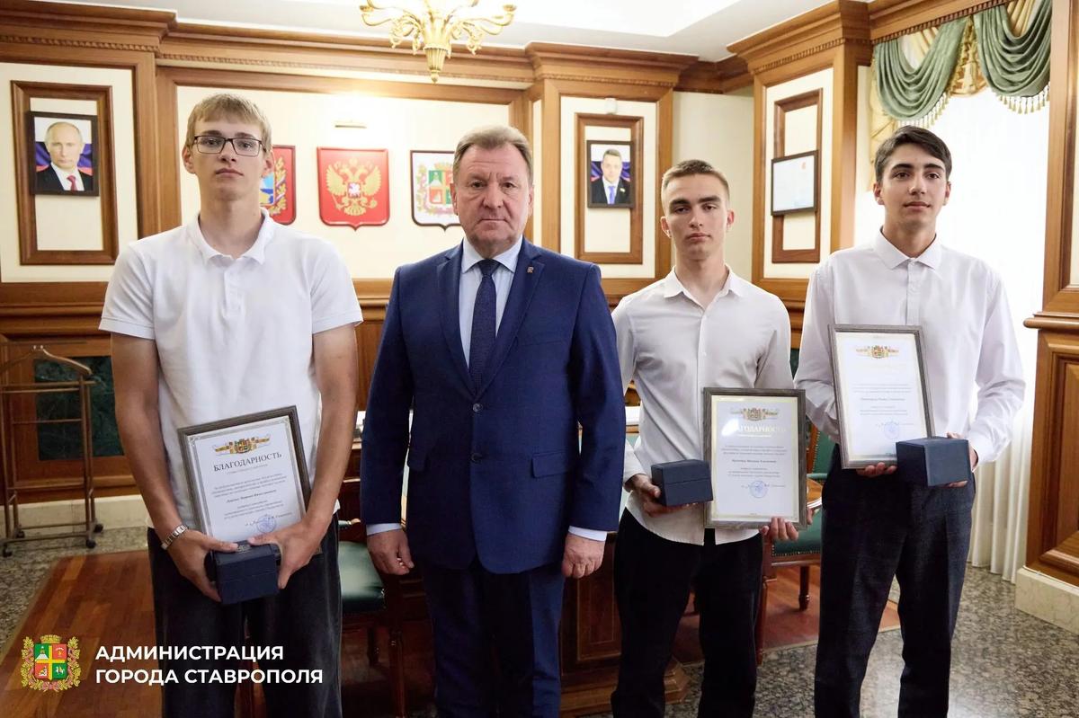 В Ставрополе наградили спасателей, спасших подростков на Комсомольском пруду