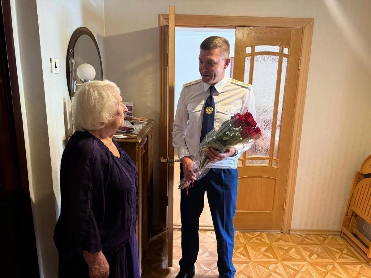 Прокурор Ставрополья навестил блокадницу и ветерана надзорного ведомства