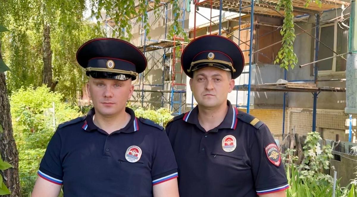 Полицейские помогли эвакуировать жильцов горящего дома в Ставрополе