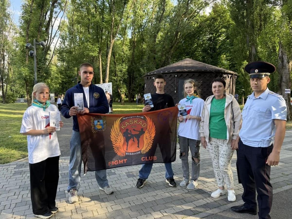 Полицейские и активисты Кировского округа провели беседу с молодежью