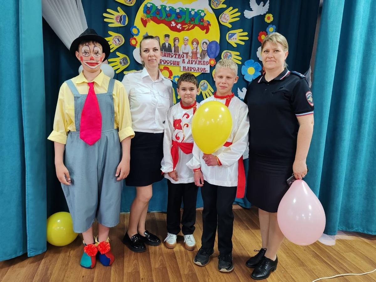 В честь 1 июня полицейские и общественники Ставрополья посетили детские дома