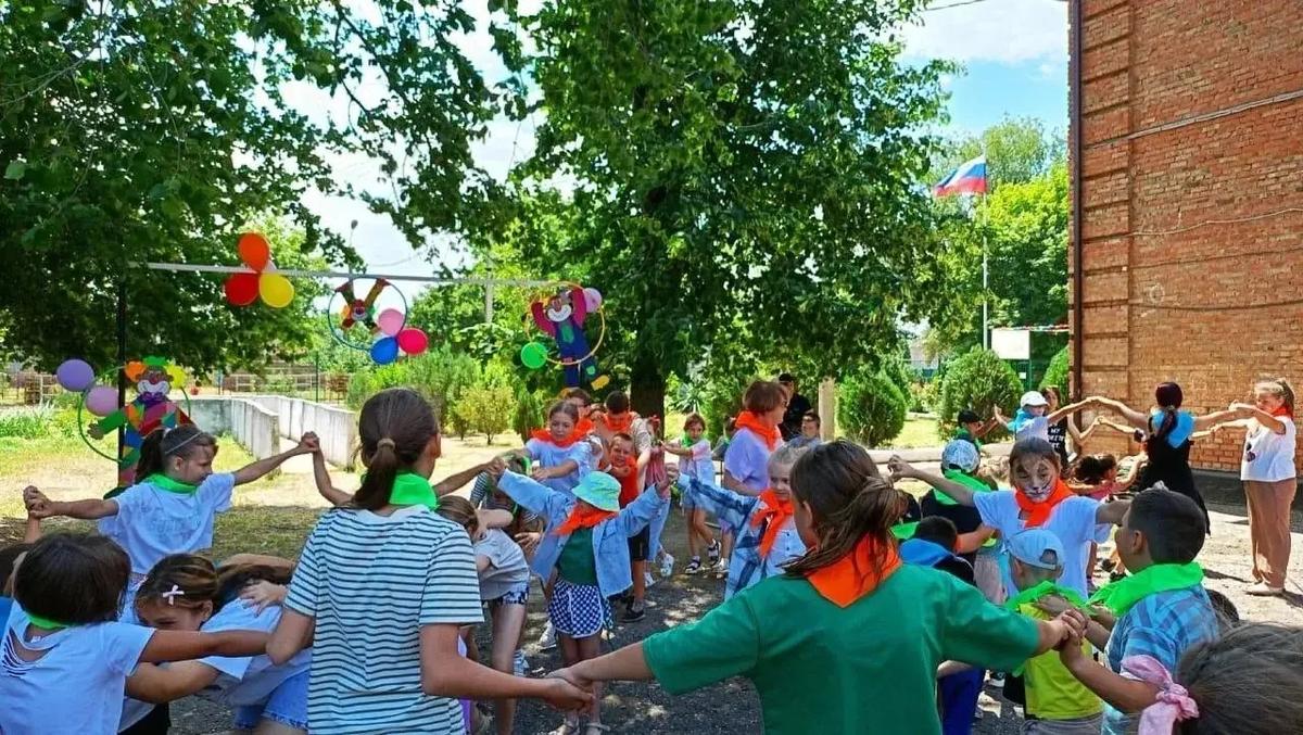 В Кировском округе открылись пришкольные лагеря для детей