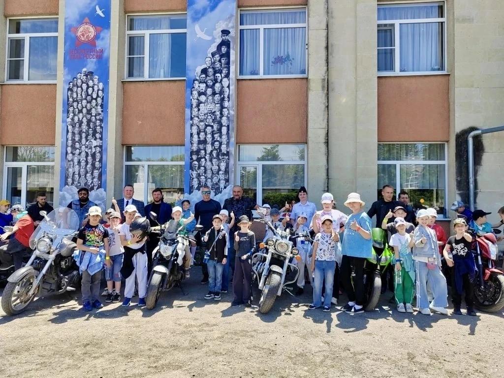 Полицейские и байкеры рассказали школьникам о безопасности на дорогах