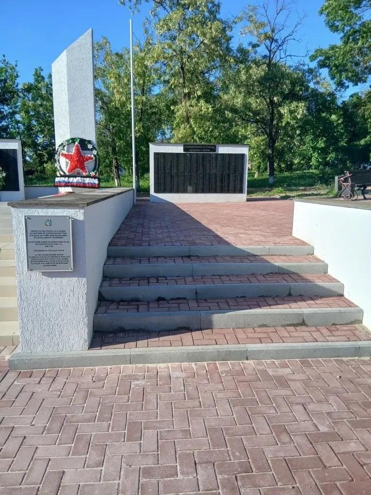 В селе Петровского округа благоустроили территорию около обелиска